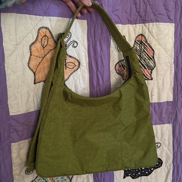 Baggu medium shoulder bag in avocado - Picture 4 of 6